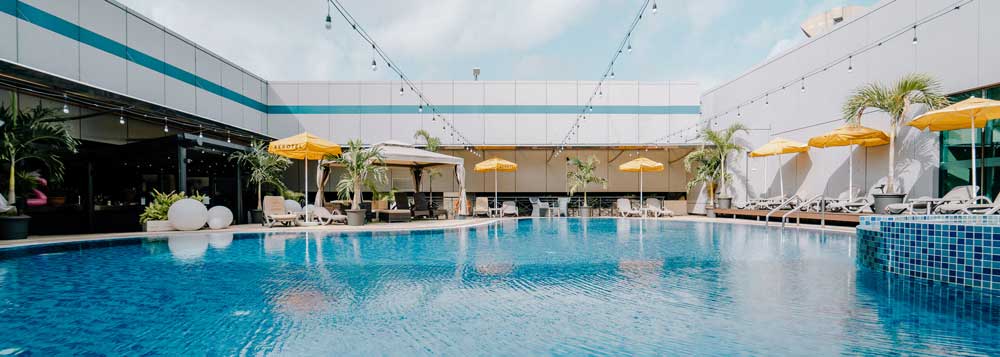 Aerotel-Rooftop-Swimming-Pool